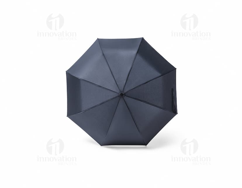 Guarda-chuva dobrável preto em formato de capelo de formatura, simbolizando sucesso e educação. O objeto 3D está aberto e vazio, sendo segurado por uma mão masculina. A imagem representa conhecimento, celebração e conquista acadêmica.