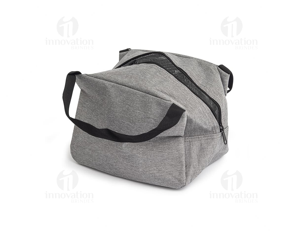 Mala térmica preta de 6 litros, feita de couro. Perfeita para levar alimentos e bebidas em viagens, trabalho ou compras. Estilo moderno e elegante, com alça de mão e zíper. Acessório de luxo para homens e mulheres, ideal para manter a comida fresca.