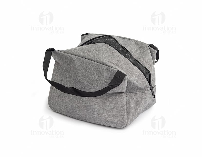 Mala térmica preta de 6 litros, feita de couro. Perfeita para levar alimentos e bebidas em viagens, trabalho ou compras. Estilo moderno e elegante, com alça de mão e zíper. Acessório de luxo para homens e mulheres, ideal para manter a comida fresca.