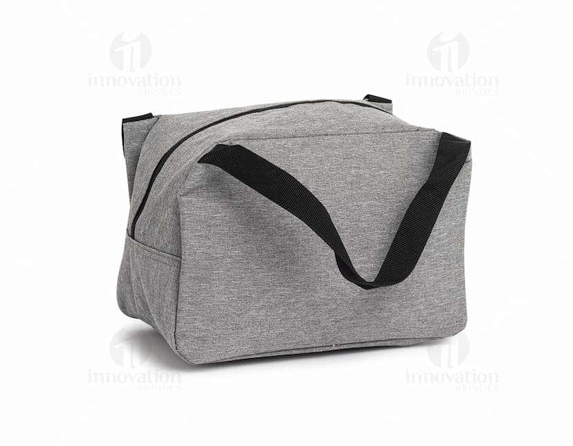 Mala térmica preta de 6 litros, feita de couro. Perfeita para levar alimentos e bebidas em viagens, trabalho ou compras. Estilo moderno e elegante, com alça de mão e zíper. Acessório de luxo para homens e mulheres, ideal para manter a comida fresca.