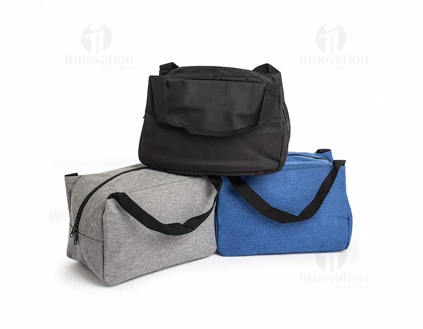 Mala térmica preta de 6 litros, feita de couro. Perfeita para levar alimentos e bebidas em viagens, trabalho ou compras. Estilo moderno e elegante, com alça de mão e zíper. Acessório de luxo para homens e mulheres, ideal para manter a comida fresca.