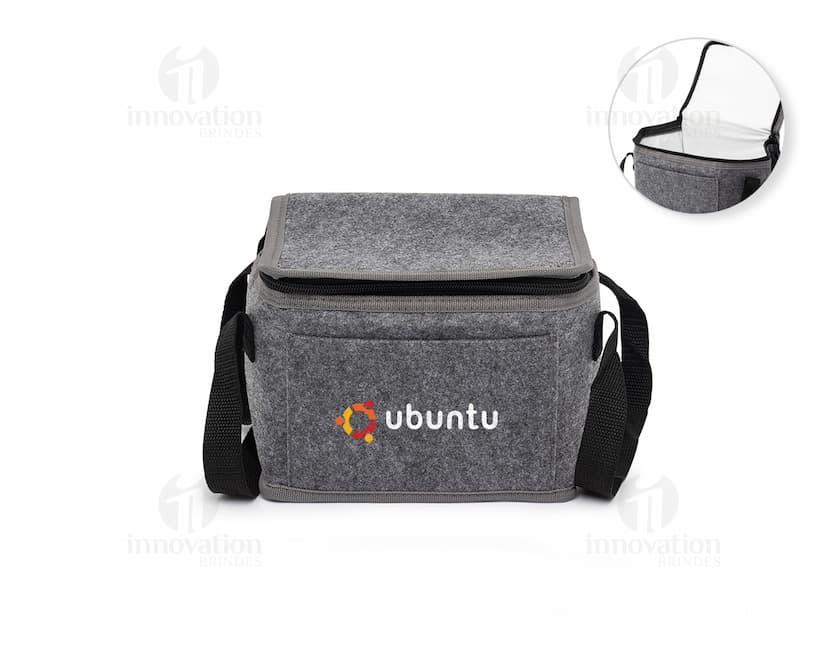 Bolsa térmica de 5 litros em um ambiente doméstico, próximo a uma torradeira e outros utensílios de cozinha. A bolsa está vazia, feita de material durável e em tom de marrom, com detalhes em metal.