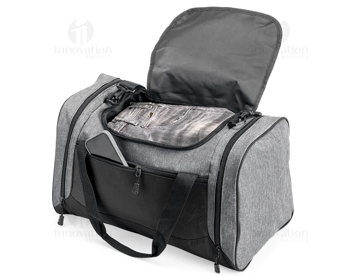 Bolsa esportiva de couro na cor preta, com capacidade de 46 litros, alça de ombro, fecho de zíper, design moderno e elegante. Ideal para viagens, academia, ou passeios casuais.