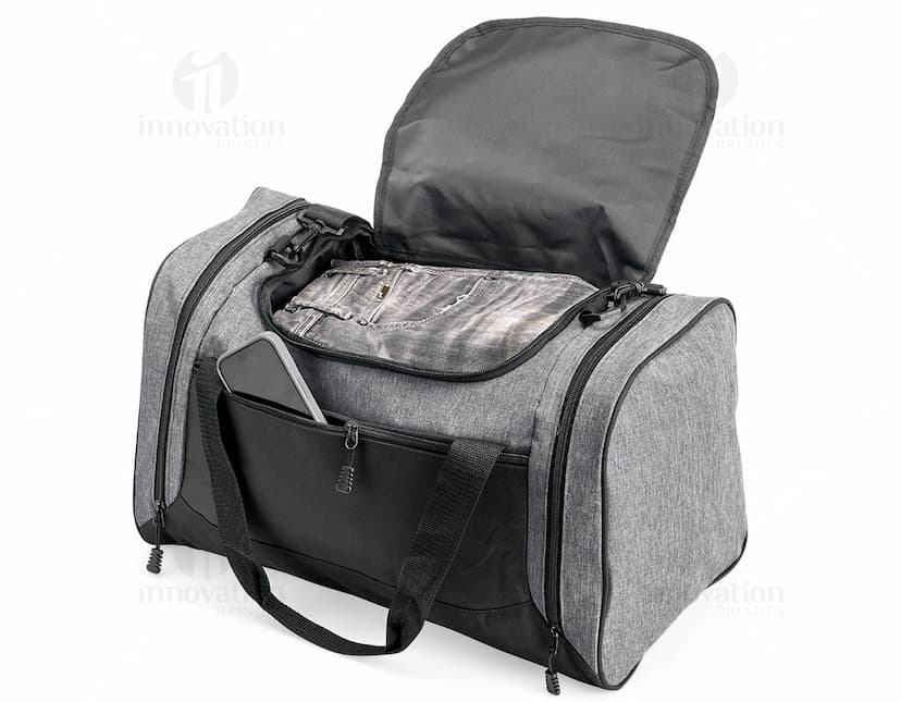Bolsa esportiva de couro na cor preta, com capacidade de 46 litros, alça de ombro, fecho de zíper, design moderno e elegante. Ideal para viagens, academia, ou passeios casuais.
