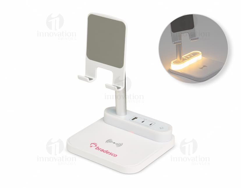 Base de Carregamento para dispositivos eletrônicos, como computador, laptop, celular e tablet. Equipamento moderno e tecnológico com conexão wireless, ideal para carregar diversos aparelhos ao mesmo tempo. Estação de carregamento com design elegante em preto e prata, perfeito para uso em escritórios e em casa.
