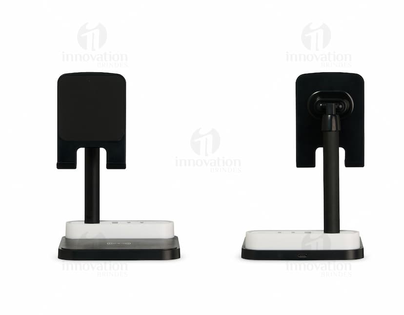 Base de Carregamento para dispositivos eletrônicos, como computador, laptop, celular e tablet. Equipamento moderno e tecnológico com conexão wireless, ideal para carregar diversos aparelhos ao mesmo tempo. Estação de carregamento com design elegante em preto e prata, perfeito para uso em escritórios e em casa.