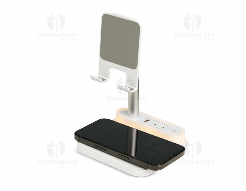 Base de Carregamento para dispositivos eletrônicos, como computador, laptop, celular e tablet. Equipamento moderno e tecnológico com conexão wireless, ideal para carregar diversos aparelhos ao mesmo tempo. Estação de carregamento com design elegante em preto e prata, perfeito para uso em escritórios e em casa.