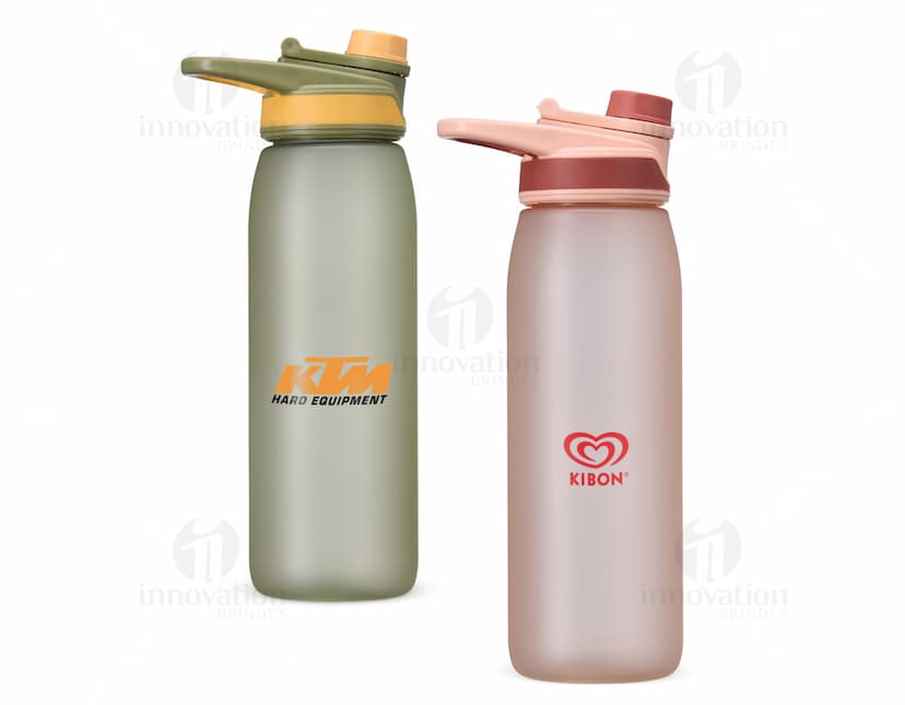 Squeeze Plástico 900ml transparente com tampa de rosca, ideal para armazenar líquidos como água, sucos e outras bebidas.Feito de plástico resistente e de fácil limpeza, garante praticidade e saúde no dia a dia.