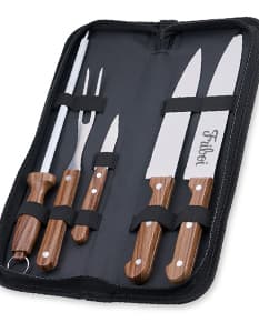Kit churrasco de 5 peças, contendo faca, garfo, espátula, pegador e amolador. Feito de metal e madeira, ideal para uso em churrascos em casa ou no trabalho. Acompanha estojo de couro para transporte e armazenamento seguro. A ferramenta perfeita para os amantes de churrasco e para quem gosta de preparar carne de forma prática e eficiente.