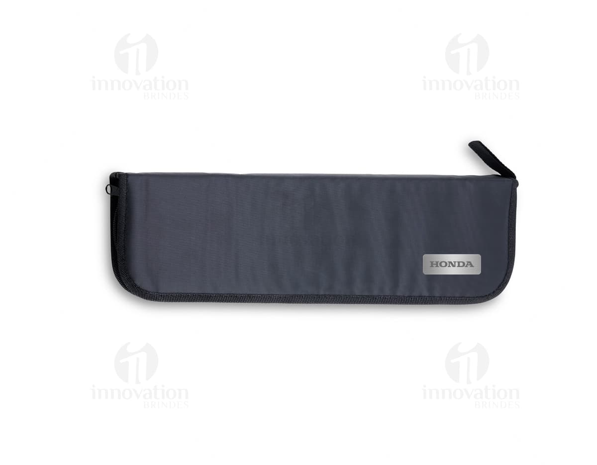 Kit churrasco de 5 peças, contendo faca, garfo, espátula, pegador e amolador. Feito de metal e madeira, ideal para uso em churrascos em casa ou no trabalho. Acompanha estojo de couro para transporte e armazenamento seguro. A ferramenta perfeita para os amantes de churrasco e para quem gosta de preparar carne de forma prática e eficiente.