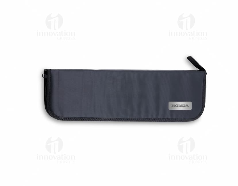 Kit churrasco de 5 peças, contendo faca, garfo, espátula, pegador e amolador. Feito de metal e madeira, ideal para uso em churrascos em casa ou no trabalho. Acompanha estojo de couro para transporte e armazenamento seguro. A ferramenta perfeita para os amantes de churrasco e para quem gosta de preparar carne de forma prática e eficiente.