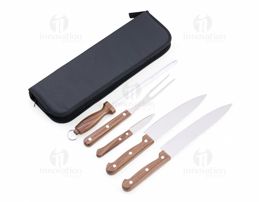 Kit churrasco de 5 peças, contendo faca, garfo, espátula, pegador e amolador. Feito de metal e madeira, ideal para uso em churrascos em casa ou no trabalho. Acompanha estojo de couro para transporte e armazenamento seguro. A ferramenta perfeita para os amantes de churrasco e para quem gosta de preparar carne de forma prática e eficiente.