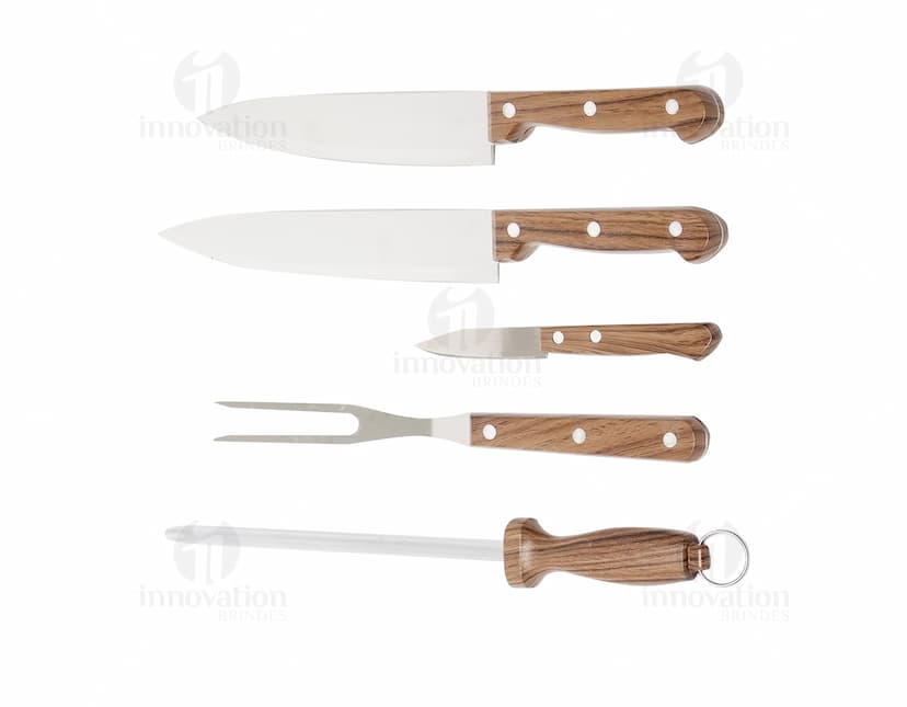Kit churrasco de 5 peças, contendo faca, garfo, espátula, pegador e amolador. Feito de metal e madeira, ideal para uso em churrascos em casa ou no trabalho. Acompanha estojo de couro para transporte e armazenamento seguro. A ferramenta perfeita para os amantes de churrasco e para quem gosta de preparar carne de forma prática e eficiente.