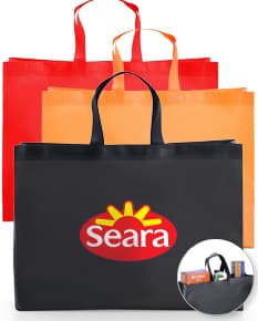 Sacola TNT dourada com laço de fita vermelha, utilizada como embalagem para presentes de várias ocasiões, como aniversários, festas e datas comemorativas.