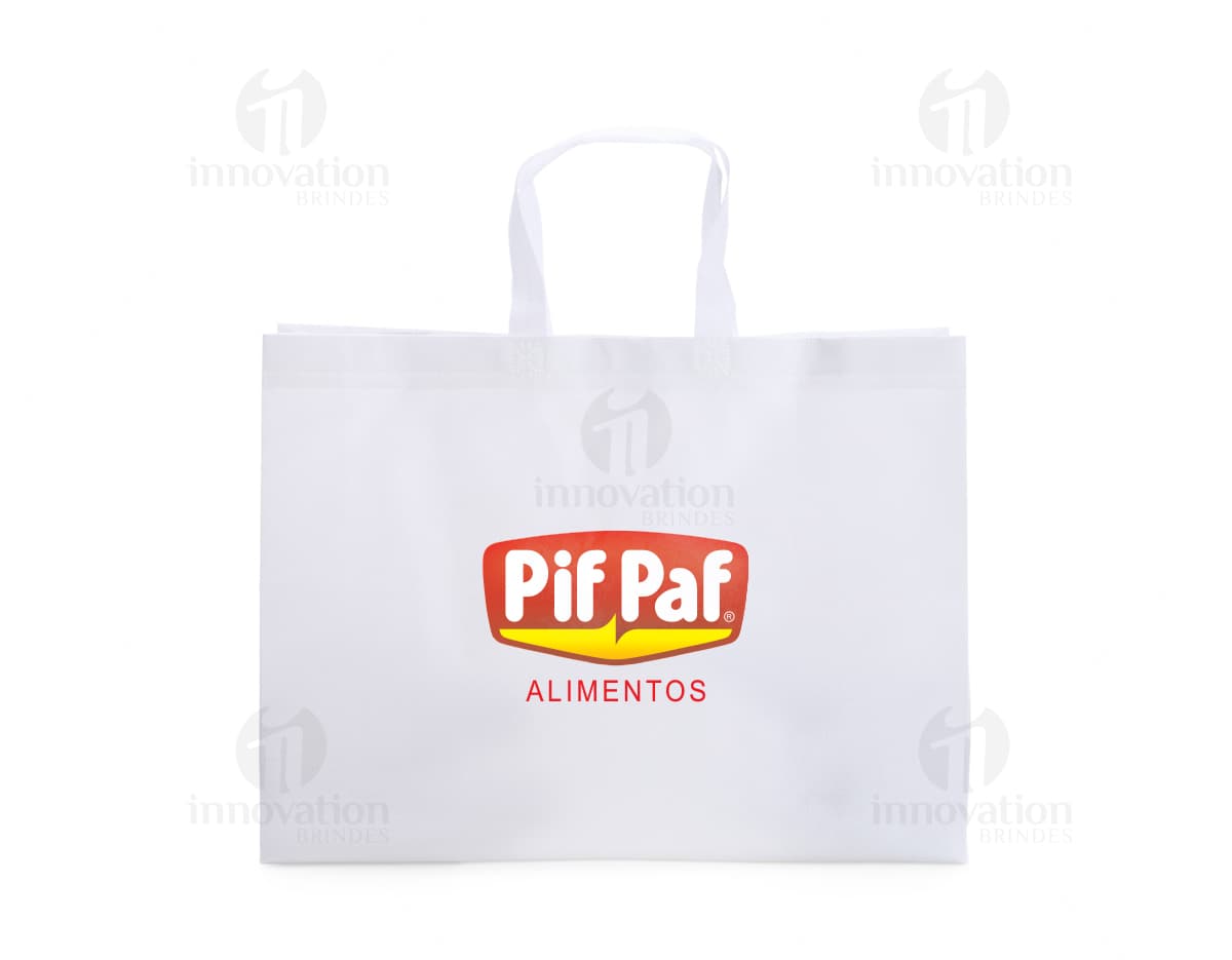 Sacola TNT dourada com laço de fita vermelha, utilizada como embalagem para presentes de várias ocasiões, como aniversários, festas e datas comemorativas.