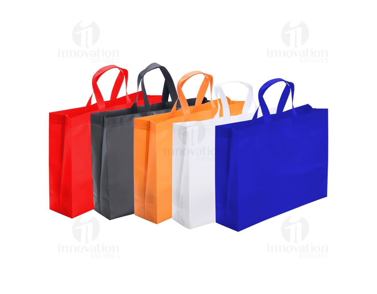 Sacola TNT dourada com laço de fita vermelha, utilizada como embalagem para presentes de várias ocasiões, como aniversários, festas e datas comemorativas.