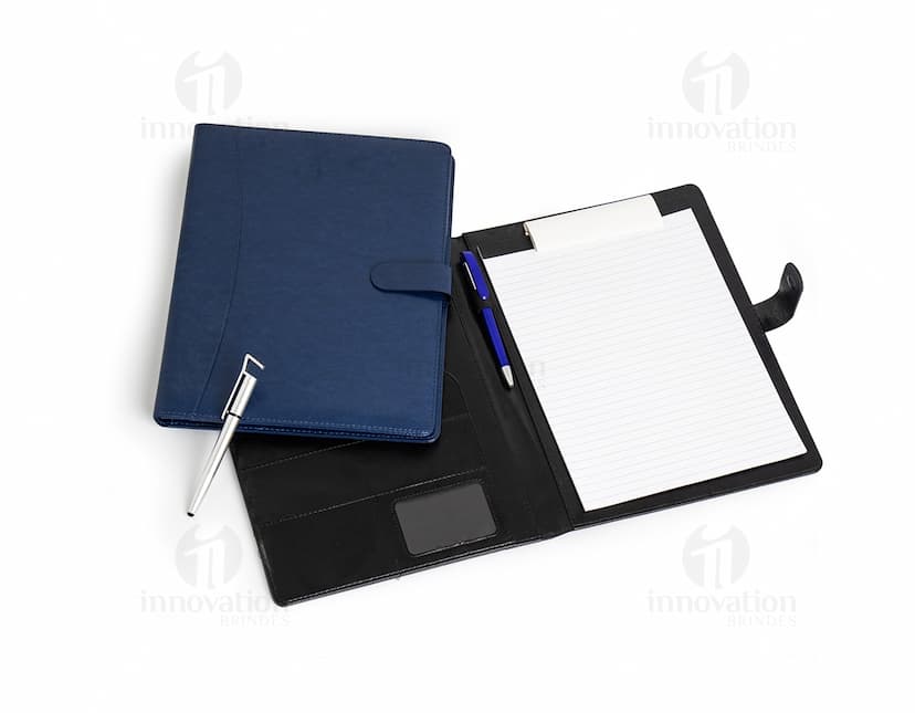 Pasta de convenção em couro preto com fecho imantado, ideais para armazenar documentos, laptop, dinheiro e outros objetos de trabalho. Perfeitas para celebrar a formatura ou conquista de sucesso.