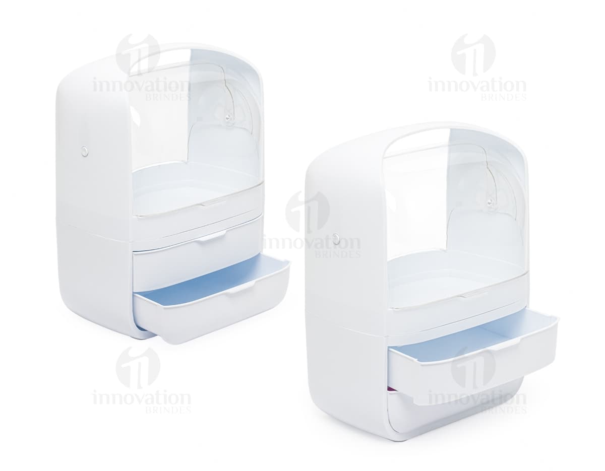 Caixa organizadora de cosméticos em formato de botão quadrado, com chave e sombra. Feito de plástico transparente e moderno, com teclado brilhante e metálico. Possui design simples e brilhante, na cor laranja vibrante e roxo. Ideal para organizar produtos de beleza e protegê-los.