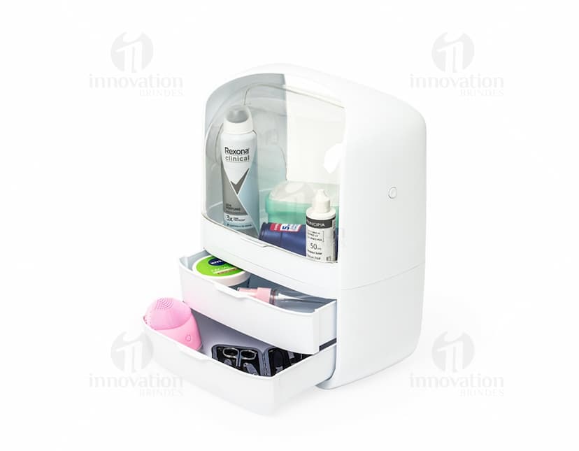 Caixa organizadora de cosméticos em formato de botão quadrado, com chave e sombra. Feito de plástico transparente e moderno, com teclado brilhante e metálico. Possui design simples e brilhante, na cor laranja vibrante e roxo. Ideal para organizar produtos de beleza e protegê-los.