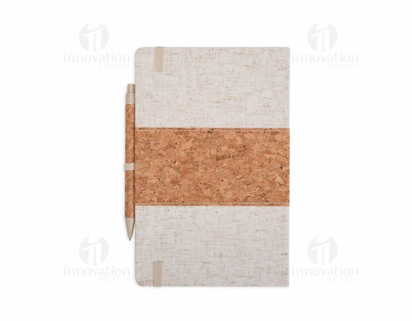 Caixa de papelão marrom antiga e vazia com tampa aberta, contendo um livro de capa dura de cor preta e uma caderneta de papel amarelo, empilhados sobre uma mesa de madeira vintage.