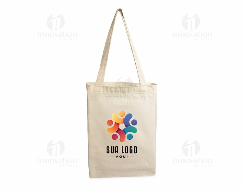 Sacola de Algodão marrom, elegante e moderna, feita de couro e papel. Possui alça com zíper, fechamento em fivela e vazio por dentro. Ícone de luxo e casual, sendo um acessório de moda imponente e prático para compras.
