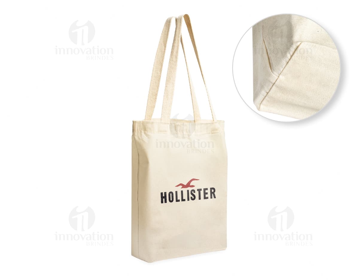 Sacola de Algodão marrom, elegante e moderna, feita de couro e papel. Possui alça com zíper, fechamento em fivela e vazio por dentro. Ícone de luxo e casual, sendo um acessório de moda imponente e prático para compras.