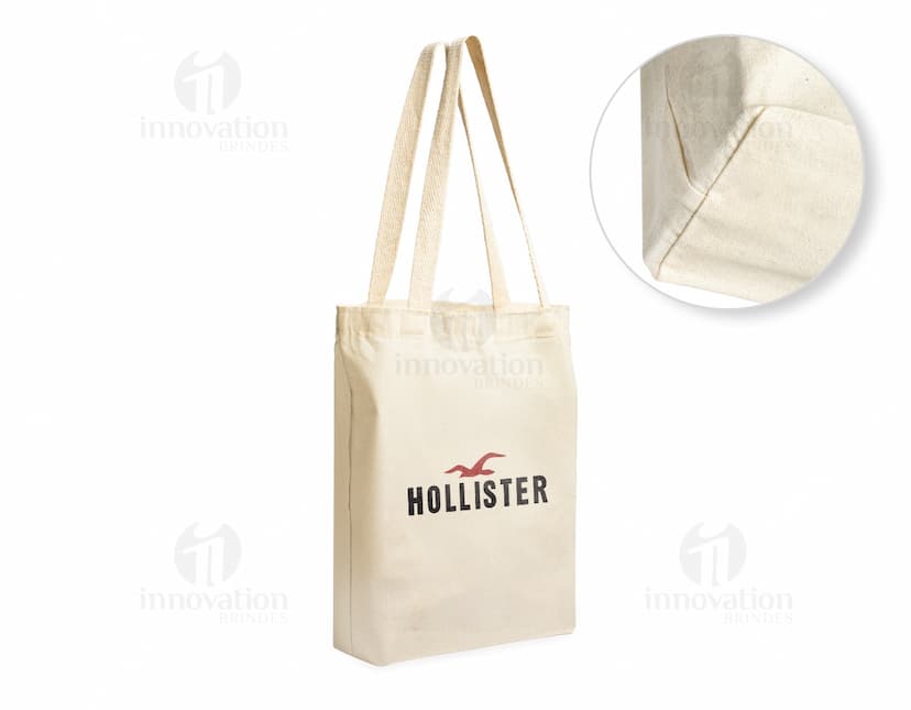Sacola de Algodão marrom, elegante e moderna, feita de couro e papel. Possui alça com zíper, fechamento em fivela e vazio por dentro. Ícone de luxo e casual, sendo um acessório de moda imponente e prático para compras.