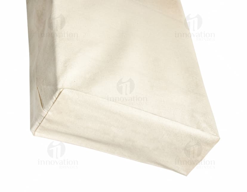 Sacola de Algodão marrom, elegante e moderna, feita de couro e papel. Possui alça com zíper, fechamento em fivela e vazio por dentro. Ícone de luxo e casual, sendo um acessório de moda imponente e prático para compras.