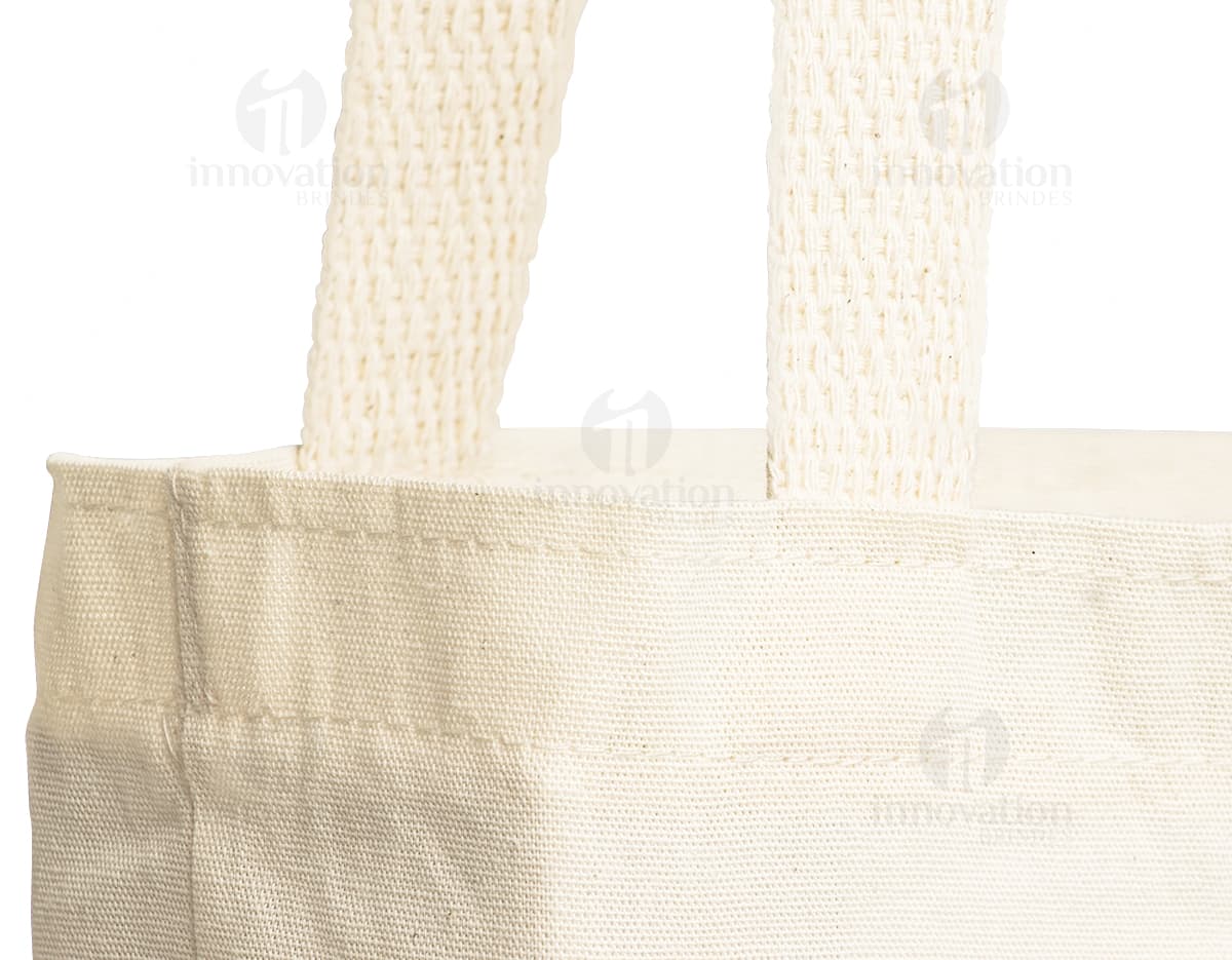 Sacola de Algodão marrom, elegante e moderna, feita de couro e papel. Possui alça com zíper, fechamento em fivela e vazio por dentro. Ícone de luxo e casual, sendo um acessório de moda imponente e prático para compras.