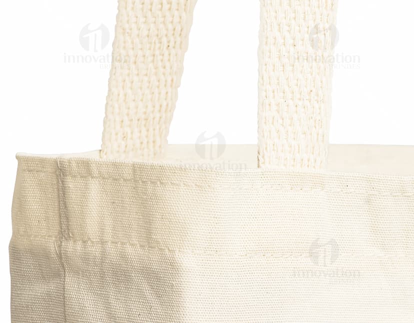 Sacola de Algodão marrom, elegante e moderna, feita de couro e papel. Possui alça com zíper, fechamento em fivela e vazio por dentro. Ícone de luxo e casual, sendo um acessório de moda imponente e prático para compras.