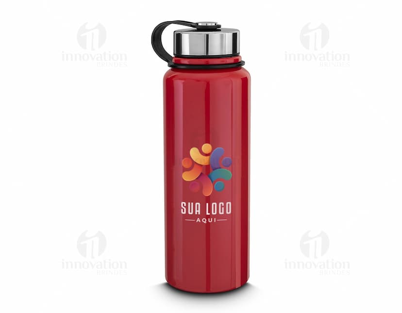 Garrafa térmica de 1 litro com infusor em metal prateado e tampa de aço inoxidável. Objeto único, design clean e transparente, ideal para armazenar líquidos quentes ou frios. A garrafa é higiênica, refletiva e possui válvula para controle do líquido. Perfeita para manter a bebida fresca ou quente por mais tempo.