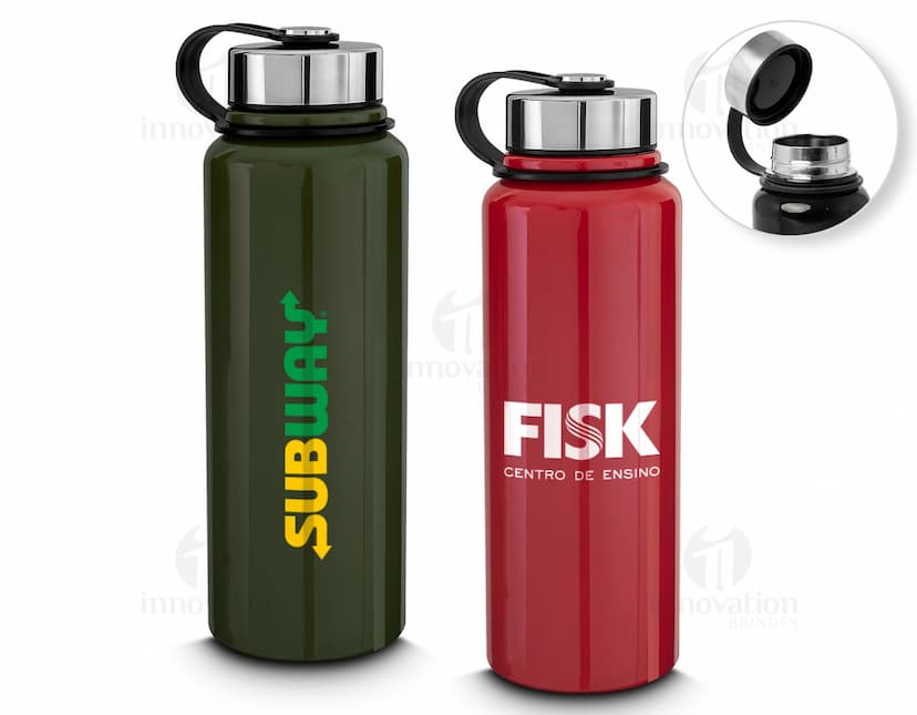 Garrafa térmica de 1 litro com infusor em metal prateado e tampa de aço inoxidável. Objeto único, design clean e transparente, ideal para armazenar líquidos quentes ou frios. A garrafa é higiênica, refletiva e possui válvula para controle do líquido. Perfeita para manter a bebida fresca ou quente por mais tempo.