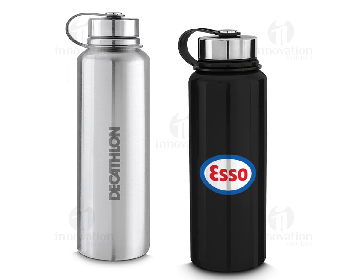 Garrafa térmica de 1 litro com infusor em metal prateado e tampa de aço inoxidável. Objeto único, design clean e transparente, ideal para armazenar líquidos quentes ou frios. A garrafa é higiênica, refletiva e possui válvula para controle do líquido. Perfeita para manter a bebida fresca ou quente por mais tempo.