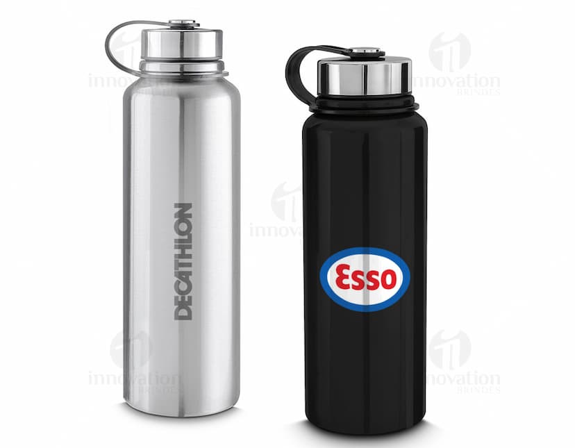 Garrafa térmica de 1 litro com infusor em metal prateado e tampa de aço inoxidável. Objeto único, design clean e transparente, ideal para armazenar líquidos quentes ou frios. A garrafa é higiênica, refletiva e possui válvula para controle do líquido. Perfeita para manter a bebida fresca ou quente por mais tempo.