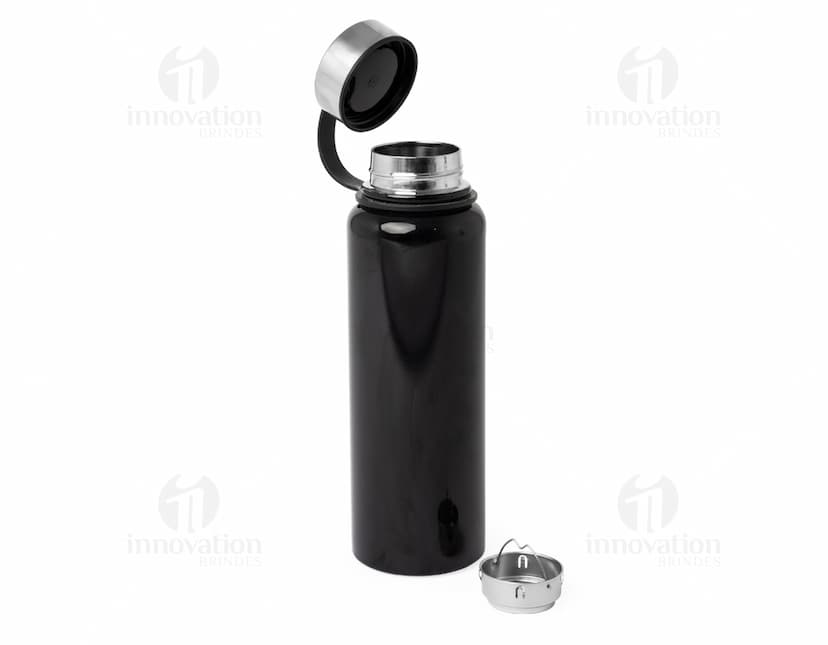 Garrafa térmica de 1 litro com infusor em metal prateado e tampa de aço inoxidável. Objeto único, design clean e transparente, ideal para armazenar líquidos quentes ou frios. A garrafa é higiênica, refletiva e possui válvula para controle do líquido. Perfeita para manter a bebida fresca ou quente por mais tempo.