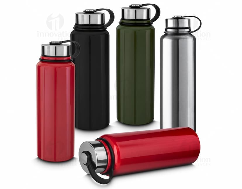 Garrafa térmica de 1 litro com infusor em metal prateado e tampa de aço inoxidável. Objeto único, design clean e transparente, ideal para armazenar líquidos quentes ou frios. A garrafa é higiênica, refletiva e possui válvula para controle do líquido. Perfeita para manter a bebida fresca ou quente por mais tempo.