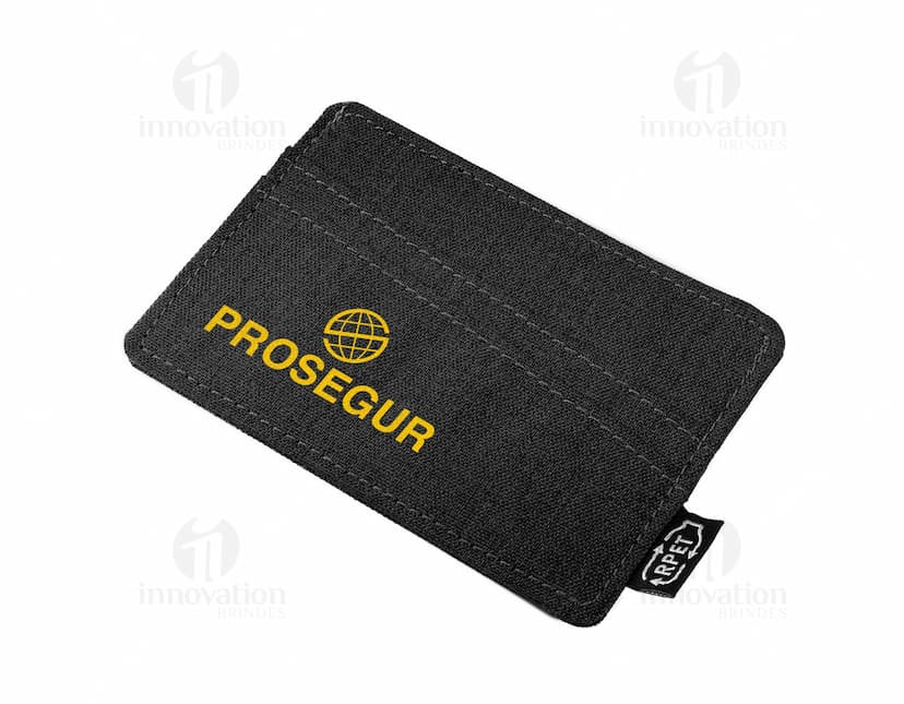 Carteira de couro preta com vários compartimentos para cartões, fechamento de botão e um dispositivo eletrônico de segurança.