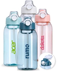 Imagem de um squeeze plástico de 1 litro, transparente, com tampa amarela e design clean. O objeto está vazio e reflete a luz, mostrando um produto de higiene pessoal.