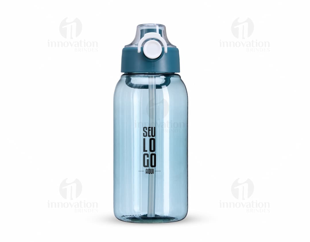 Imagem de um squeeze plástico de 1 litro, transparente, com tampa amarela e design clean. O objeto está vazio e reflete a luz, mostrando um produto de higiene pessoal.