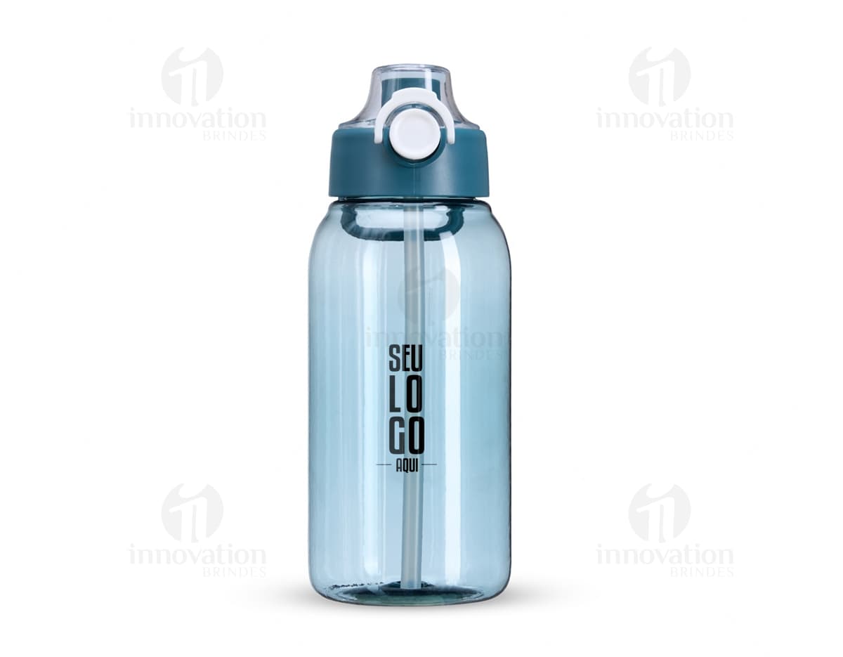 Imagem de um squeeze plástico de 1 litro, transparente, com tampa amarela e design clean. O objeto está vazio e reflete a luz, mostrando um produto de higiene pessoal.