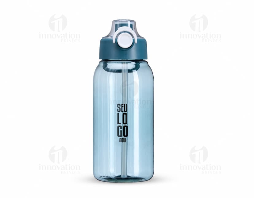 Imagem de um squeeze plástico de 1 litro, transparente, com tampa amarela e design clean. O objeto está vazio e reflete a luz, mostrando um produto de higiene pessoal.
