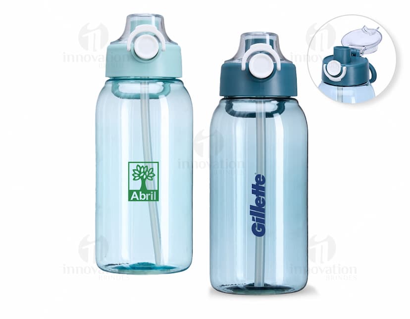 Imagem de um squeeze plástico de 1 litro, transparente, com tampa amarela e design clean. O objeto está vazio e reflete a luz, mostrando um produto de higiene pessoal.