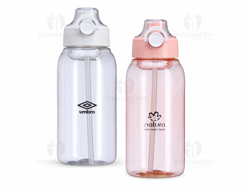 Imagem de um squeeze plástico de 1 litro, transparente, com tampa amarela e design clean. O objeto está vazio e reflete a luz, mostrando um produto de higiene pessoal.