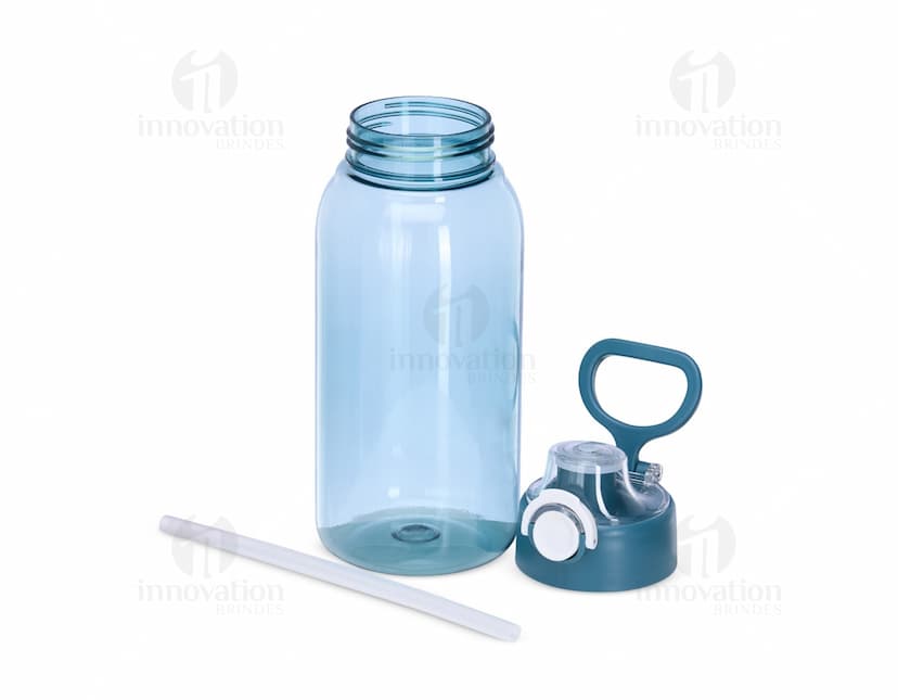 Imagem de um squeeze plástico de 1 litro, transparente, com tampa amarela e design clean. O objeto está vazio e reflete a luz, mostrando um produto de higiene pessoal.