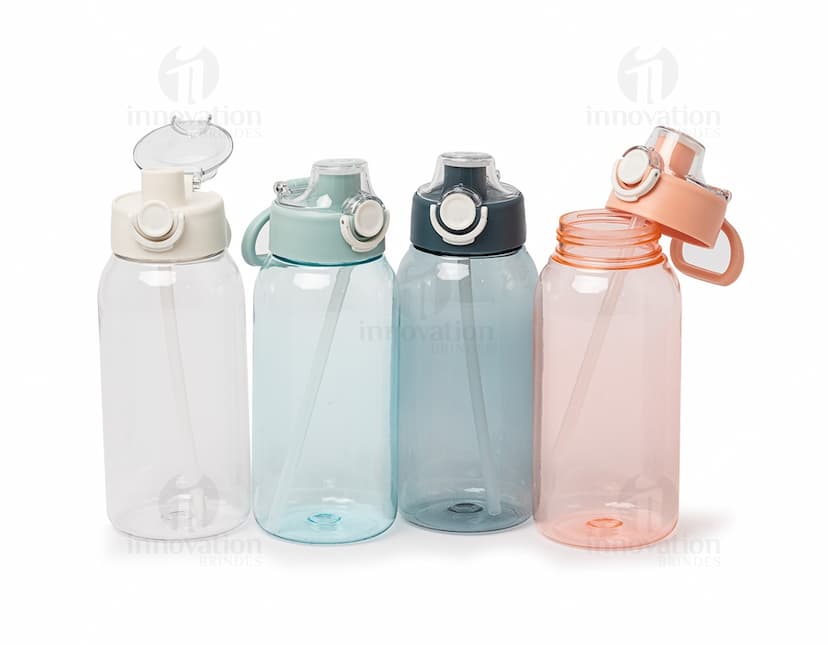 Imagem de um squeeze plástico de 1 litro, transparente, com tampa amarela e design clean. O objeto está vazio e reflete a luz, mostrando um produto de higiene pessoal.
