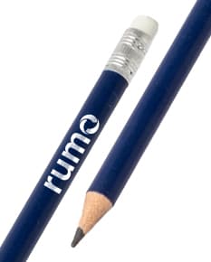 Lápis com borracha amarelo e azul em fundo branco.