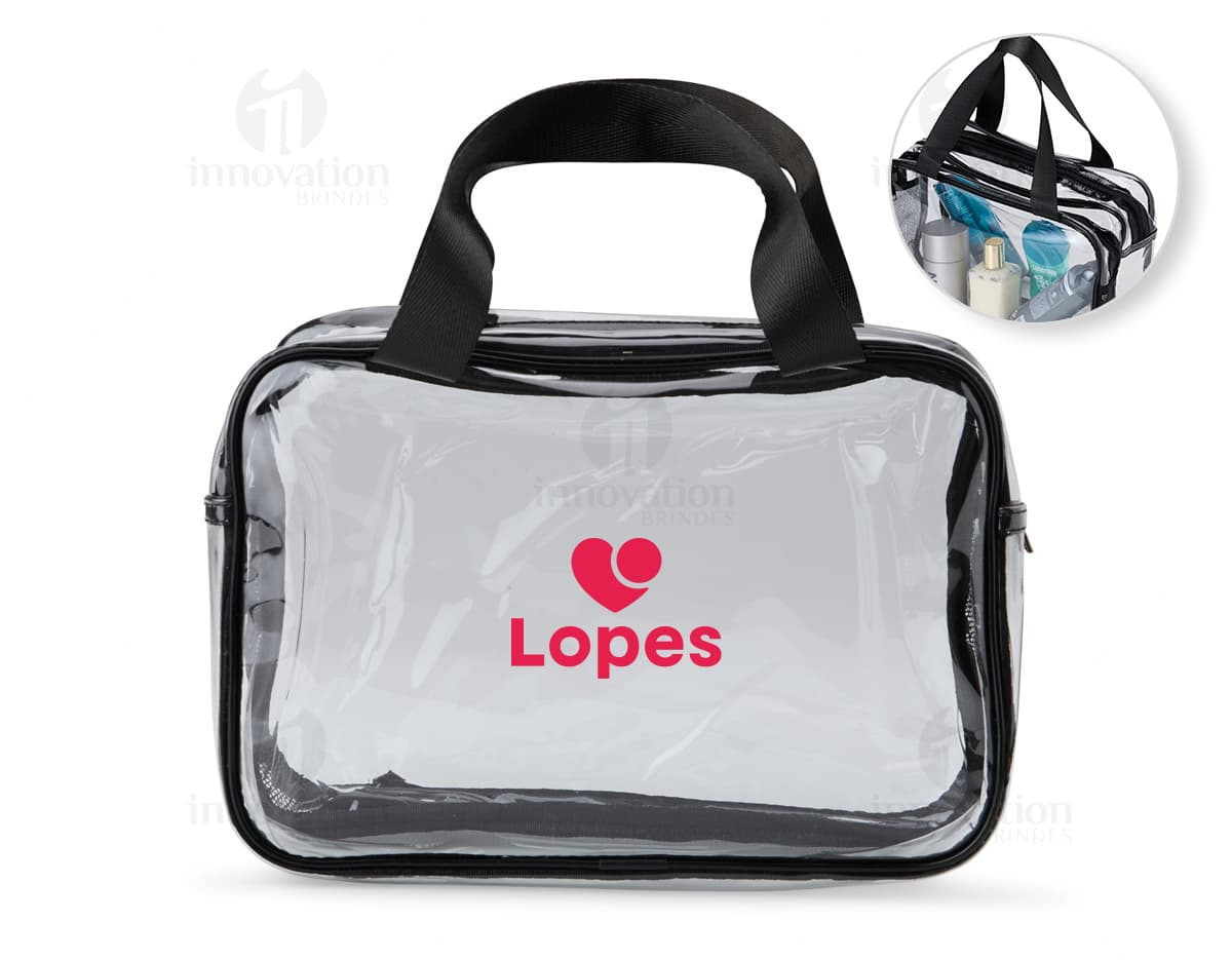 Nécessaire PVC em tom azul marinho com fecho em zíper e etiqueta de marca transparente.