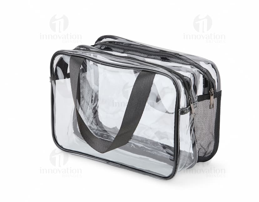 Nécessaire PVC em tom azul marinho com fecho em zíper e etiqueta de marca transparente.