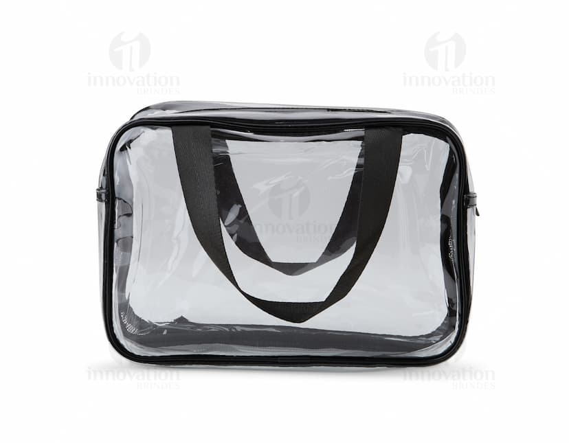 Nécessaire PVC em tom azul marinho com fecho em zíper e etiqueta de marca transparente.
