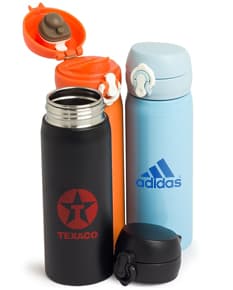 Garrafa de aço inoxidável de 500ml, na cor prata, com tampa rosqueável e alça para transporte.